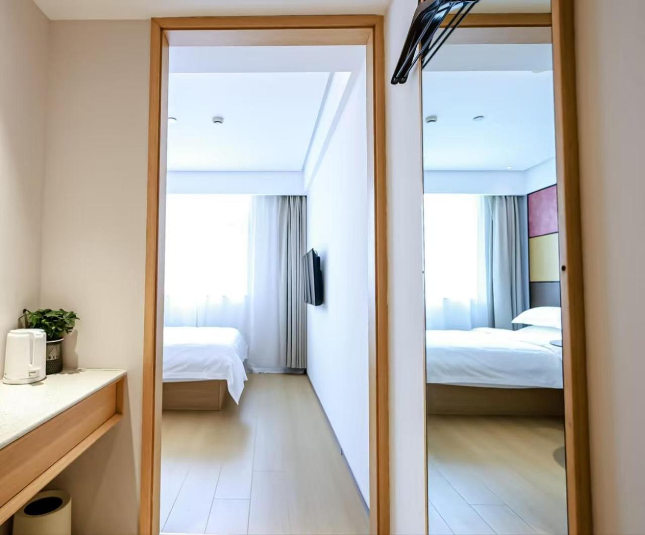 Floral Hotel *